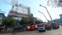 Cảnh sát huy động xe thang dập tắt đám cháy tòa nhà cao tầng ở Hà Nội