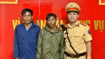 Giúp đỡ hai người đàn ông dân tộc Khơ Mú về với gia đình
