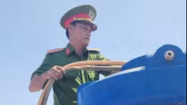 Công an xã đội nắng đưa nước sạch đến với người dân