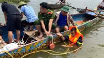 Trục vớt xe ô tô bị rơi xuống nước ở huyện Quốc Oai