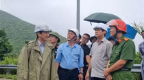 Di dời khẩn tảng đá "treo" trên sườn núi bên đường đèo Cù Hin