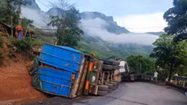 Lại lật xe trên Quốc lộ 15D đi Cửa khẩu La Lay khiến ùn tắc nghiêm trọng