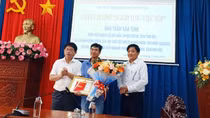 Tuyên dương người đàn ông dũng cảm lao xuống biển cứu người đuối nước