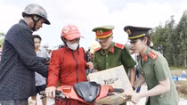 Công an tỉnh Cà Mau hỗ trợ nước sạch cho người dân vùng hạn mặn