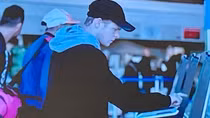 Làm thủ tục đi máy bay không tiếp xúc: Tiết kiệm nhiều thời gian cho hành khách