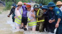 Băng lũ hỗ trợ bệnh nhân xuất huyết dạ dày đến bệnh viện