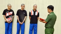 Tóm gọn 3 đối tượng mang dao phóng lợn đi cướp xe máy