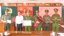Khen thưởng thành tích triệt phá đường dây cá độ bóng đá quy mô lớn