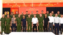 Gặp mặt, khen thưởng các cá nhân có hành động dũng cảm trong vụ cháy