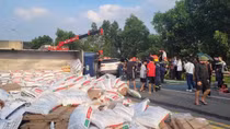 Ô tô con va chạm với xe tải trên cao tốc, 1 người tử vong