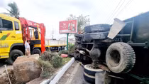 Tránh người qua đường, xe tải lật làm tài xế kẹt trong ca bin