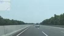 Phạt 15 triệu, tước bằng lái xe limousine đánh võng trên cao tốc