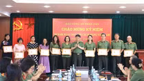 Trao kỷ niệm chương "Vì sự nghiệp báo chí Việt Nam" tặng phóng viên, biên tập viên Báo CAND