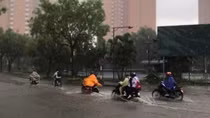 Mưa lớn kéo dài, thêm nhiều trường chuyển sang dạy học trực tuyến