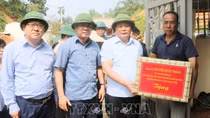 Đồng chí Nguyễn Xuân Thắng thăm, động viên người dân vùng lũ Yên Bái