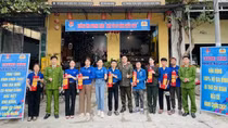 Bán nước mía gây quỹ mua bình chữa cháy tặng hộ nghèo