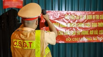 CSGT đến công trường, căng băng rôn nhắc nhở tài xế không chở quá tải
