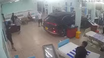 Ô tô lao thẳng vào phòng cấp cứu của bệnh viện nhi