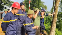 Công an và Quân đội tổ chức tìm kiếm nạn nhân, trục vớt phương tiện gặp nạn tại cầu Phong Châu