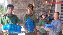 Gác ngày nghỉ lễ đi cấp nước sạch cho người dân