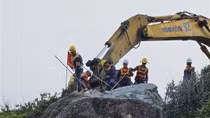Kích hoạt 20kg thuốc nổ để phá dỡ tảng đá "treo" trên sườn núi bên đường đèo Cù Hin