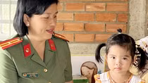 Những người mẹ “áo xanh”, điểm tựa của trẻ mồ côi