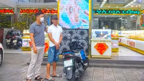 Tra tay vào còng sau khi "mang tiền về cho vợ"