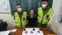 Bắt quả tang đối tượng tàng trữ hồng phiến và súng tự chế