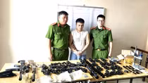 Mua bán hơn 20 khẩu súng ngắn qua đường chuyển phát nhanh