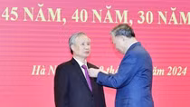 Tổng Bí thư Tô Lâm trao Huy hiệu 45 năm tuổi đảng tặng đồng chí Trần Quốc Vượng