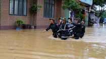 Những hình ảnh ấm lòng người dân Yên Bái trong mưa bão