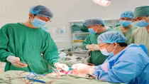 Nối thành công cánh tay đứt rời cho bệnh nhân bị ròng rọc cuốn