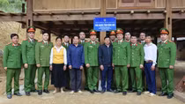 Cảnh sát bảo vệ mục tiêu về Tuyên Quang tặng nhà đồng đội, sẻ chia khó khăn với đồng bào