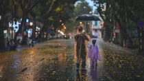 Hà Nội mưa về chiều tối, Trung Bộ giảm nhiệt nắng nóng