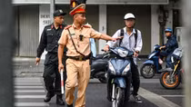 Bố mẹ lơ là khi giao xe máy, tự đặt “nguy hiểm” vào tay con