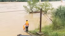 Công an xã cứu người đàn ông bị lũ sông Mã cuốn trôi 2km