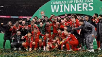 Van Dijk đáp trả chỉ trích sau khi vô địch Carabao Cup
