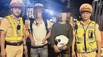 Vừa phạt lỗi vi phạm, vừa hỗ trợ 2 thiếu niên nghèo về quê