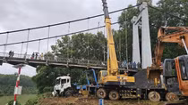 Trục vớt xe chở rác rơi xuống sông Hương, chưa tìm thấy 2 người gặp nạn