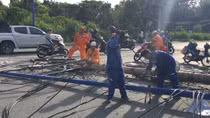 Xe đầu kéo giật sập cột điện đè 2 mẹ con đi xe máy bị thương