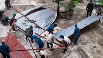 Gió lốc thổi bay mái trường, hàng trăm học sinh phải nghỉ học