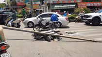 Trụ đèn chiếu sáng đổ trúng người phụ nữ đi xe máy