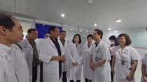 Phó Chủ tịch Quốc hội và Bộ trưởng Bộ Y tế thăm hỏi nạn nhân vụ cháy