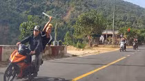 Vung mã tấu chém vào ôtô đang lưu thông trên đèo để quay clip "cho vui"