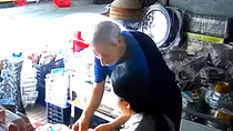 Điều tra vụ 2 người nước ngoài vờ đổi tiền để trộm cắp
