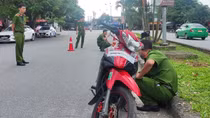 Khởi tố bà ngoại giao xe máy cho cháu khi chưa đủ tuổi điều khiển