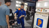 Xăng RON95-III tăng 416 đồng/lít