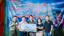 Ca sĩ Hà Anh Tuấn tặng dự án vì cộng đồng của Công an Sơn La 400 triệu đồng