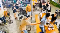 Ghen tuông với bạn cũ của vợ, nam thanh niên đâm chết người trong quán nhậu