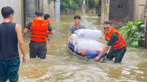 Hà Nội cấm các phương tiện lưu thông qua các điểm ngập sâu ở Sơn Tây